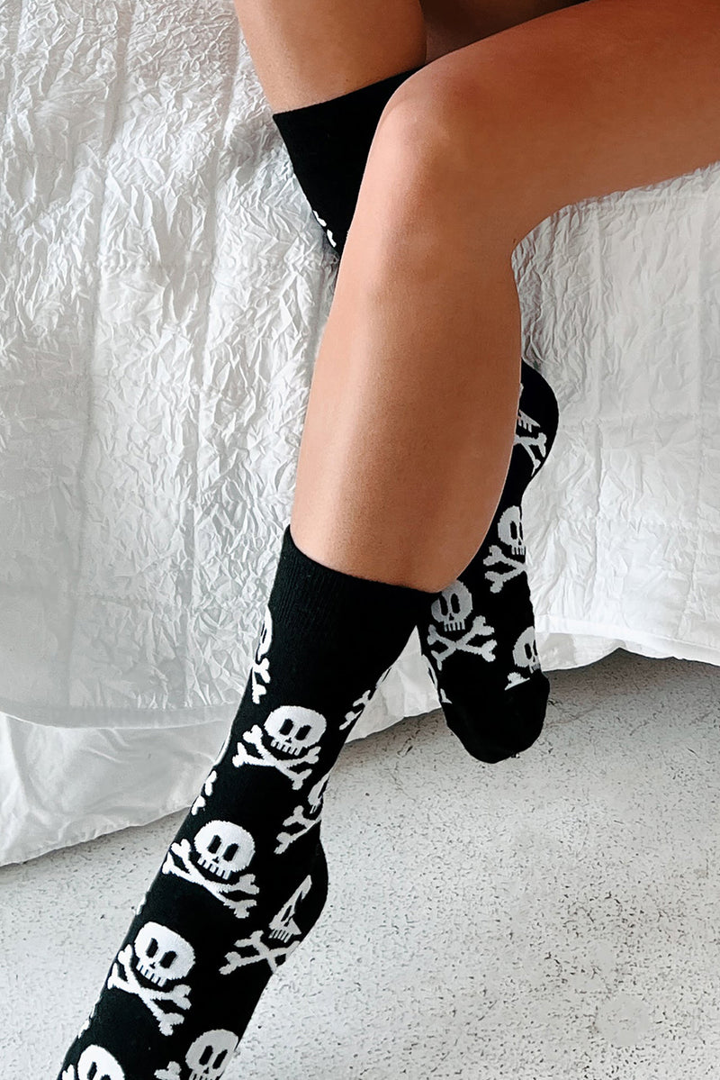 Color black Halloween Skull & Crossbones Crew Socks