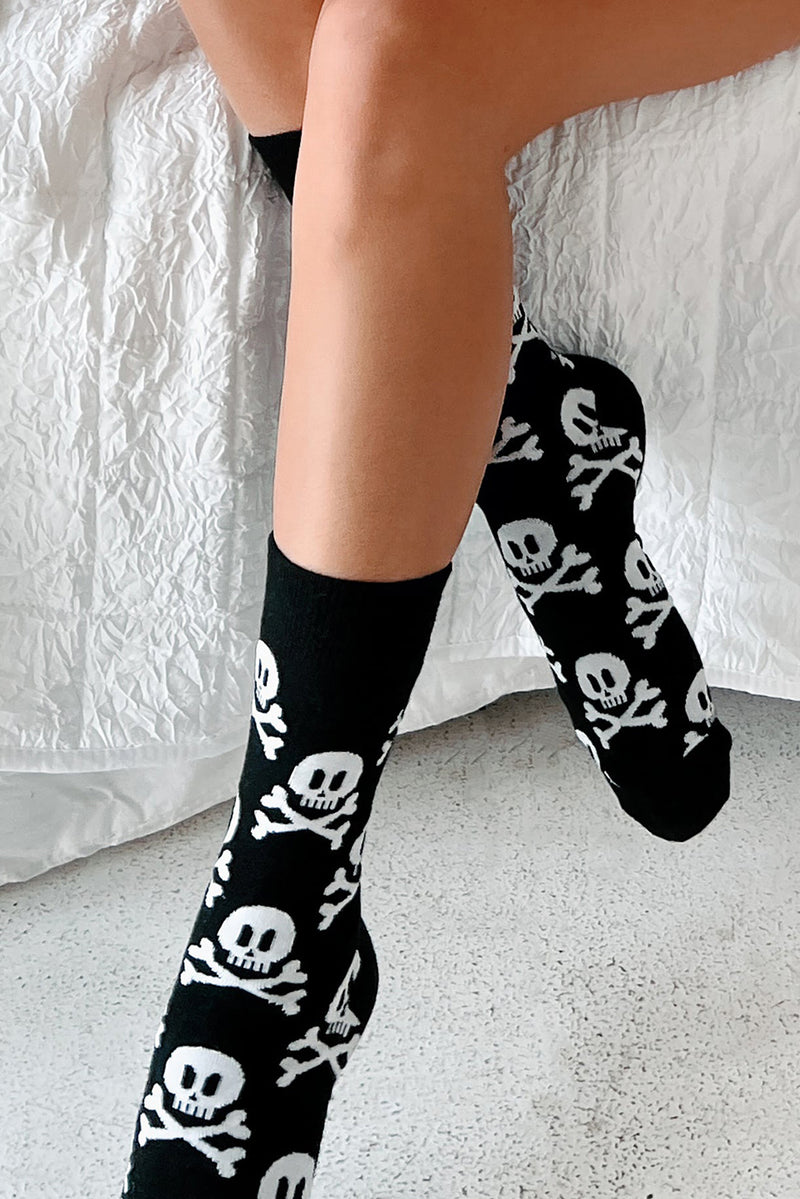 Color black Halloween Skull & Crossbones Crew Socks